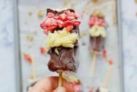 Frozen Banana Split Pops with 6 Ingredients