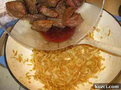 adding browned beef to the pot for greek recipe mosxari me kydonia beef with quince