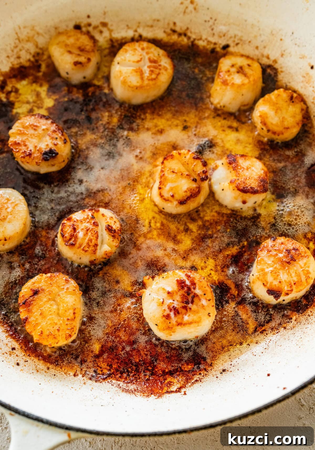 Scallop Pasta with Lemon Garlic Sauce 8 Seared scallops in a large skillet.